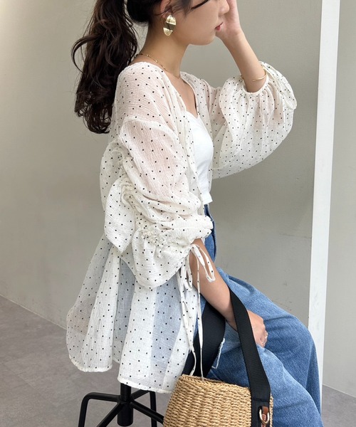 one after another NICE CLAUP（ワンアフターアナザーナイスクラップ）の「袖ドロストシアープリーツブラウス（シャツ/ブラウス・レディース・アイボリー/ブルーグレー/ピンクベージュ/ドット・FREE）」の4枚目の写真