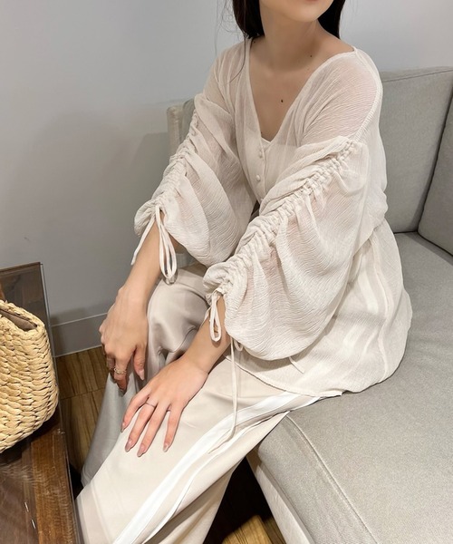 one after another NICE CLAUP（ワンアフターアナザーナイスクラップ）の「袖ドロストシアープリーツブラウス（シャツ/ブラウス・レディース・アイボリー/ブルーグレー/ピンクベージュ/ドット・FREE）」の5枚目の写真