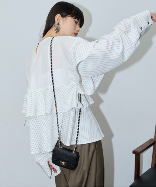 THE YOn(ザヨン)の「ピンストライプドッキングラッフルブラウス(シャツ/ブラウス・レディース・グレー/ネイビー/ホワイト・FREE)」の16枚目の写真
