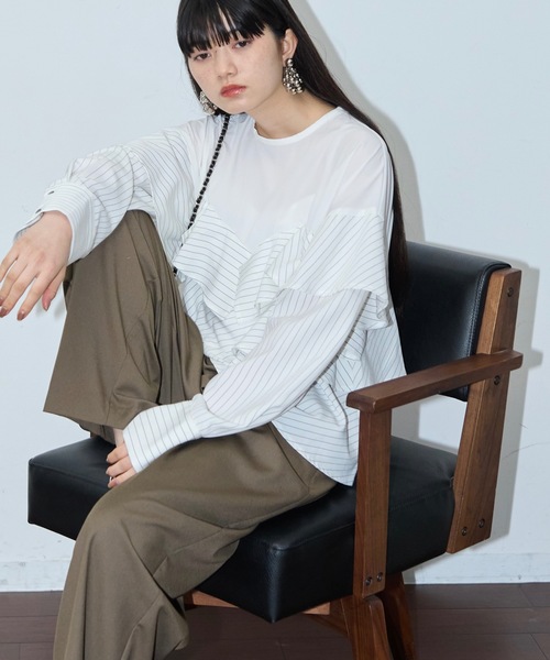THE YOn(ザヨン)の「ピンストライプドッキングラッフルブラウス(シャツ/ブラウス・レディース・グレー/ネイビー/ホワイト・FREE)」の9枚目の写真