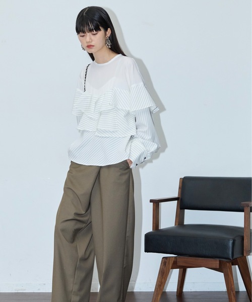 THE YOn(ザヨン)の「ピンストライプドッキングラッフルブラウス(シャツ/ブラウス・レディース・グレー/ネイビー/ホワイト・FREE)」の11枚目の写真