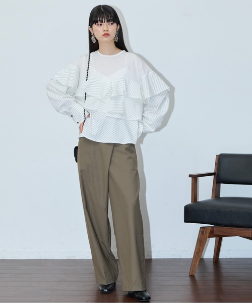 THE YOn(ザヨン)の「ピンストライプドッキングラッフルブラウス(シャツ/ブラウス・レディース・グレー/ネイビー/ホワイト・FREE)」の6枚目の写真