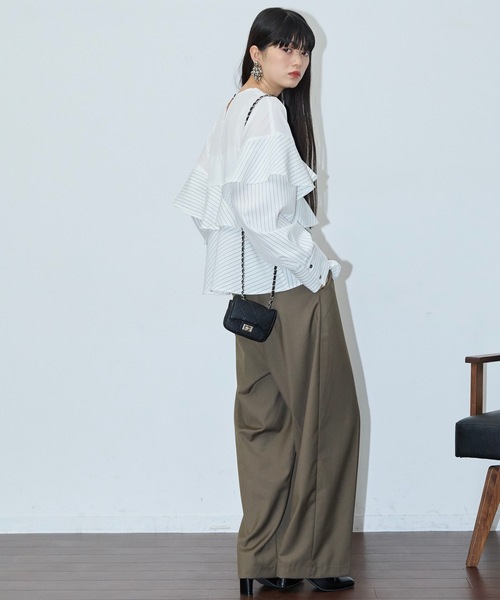 THE YOn(ザヨン)の「ピンストライプドッキングラッフルブラウス(シャツ/ブラウス・レディース・グレー/ネイビー/ホワイト・FREE)」の18枚目の写真
