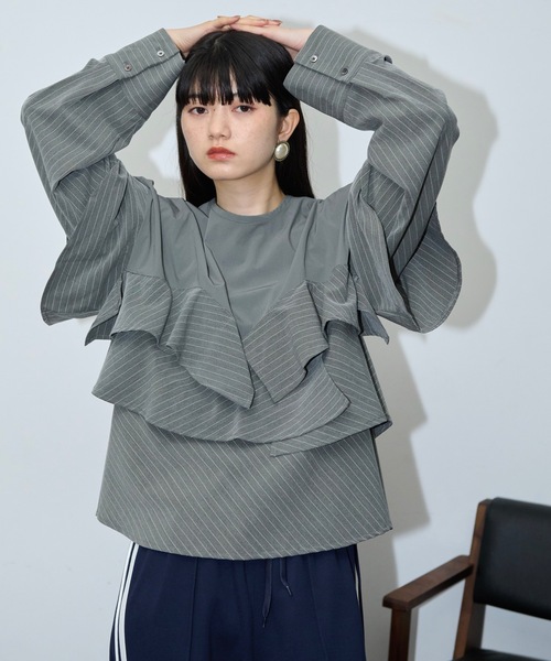 THE YOn(ザヨン)の「ピンストライプドッキングラッフルブラウス(シャツ/ブラウス・レディース・グレー/ネイビー/ホワイト・FREE)」の4枚目の写真