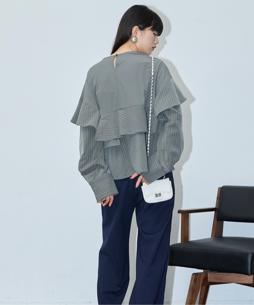THE YOn(ザヨン)の「ピンストライプドッキングラッフルブラウス(シャツ/ブラウス・レディース・グレー/ネイビー/ホワイト・FREE)」の12枚目の写真