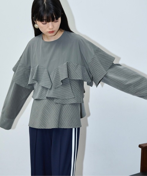 THE YOn(ザヨン)の「ピンストライプドッキングラッフルブラウス(シャツ/ブラウス・レディース・グレー/ネイビー/ホワイト・FREE)」の15枚目の写真
