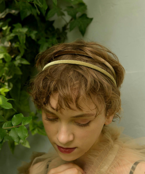 Three Four Time（ｽﾘｰﾌｫｰﾀｲﾑ）の「ベロア細カチューシャ（カチューシャ・レディース・グリーン/ベージュ/マスタード/ブラック/パープル/ブラウン・FREE）」の6枚目の写真