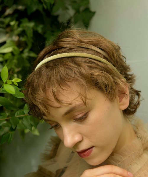 Three Four Time（ｽﾘｰﾌｫｰﾀｲﾑ）の「ベロア細カチューシャ（カチューシャ・レディース・グリーン/ベージュ/マスタード/ブラック/パープル/ブラウン・FREE）」の8枚目の写真