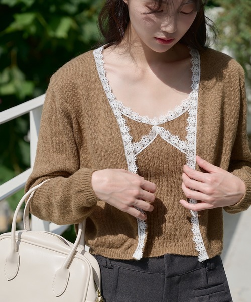 UNE MANSION(ユヌマンション)の「【2023F/W新作アイテム】フリルレースニットキャミソール&ニットカーディガンSET(セットアップ・レディース・ブラック/ブラウン/グレー・FREE)」の1枚目の写真