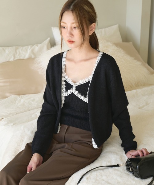 UNE MANSION(ユヌマンション)の「【2023F/W新作アイテム】フリルレースニットキャミソール&ニットカーディガンSET(セットアップ・レディース・ブラック/ブラウン/グレー・FREE)」の2枚目の写真