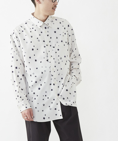 CONVERSE TOKYO(コンバーストウキョウ)の「STAR★ ALLOVER PRINT SHIRT(シャツ/ブラウス・メンズ・ブラック/アイボリー/ブルー・FREE)」の2枚目の写真
