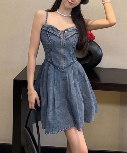 Sibra(シブラ)の「ミニデニムキャミワンピース(ワンピース・レディース・ブラック/サックスブルー・S/M)」の4枚目の写真