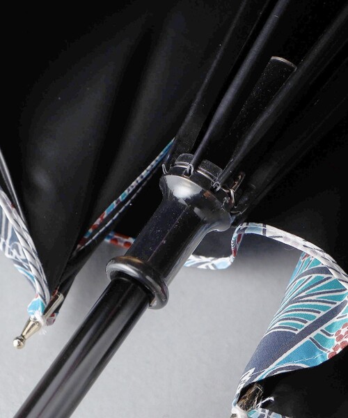 BLUELANE（ブルーレーン）の「＜BLUELANE＞プリント 晴雨兼用 折りたたみ傘（折りたたみ傘・レディース・ブラック/コバルトブルー・FREE）」の5枚目の写真