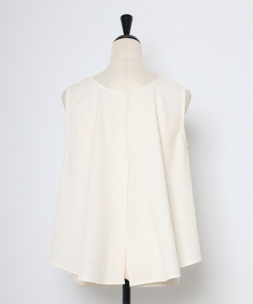 MINERTE(ミネルテ)の「【MINERTE】nuance touch back slit blouse / バックスリットノースリーブブラウス / セットアップ可能(シャツ/ブラウス・レディース・ベージュ/アイボリー/ブラック・FREE)」の10枚目の写真