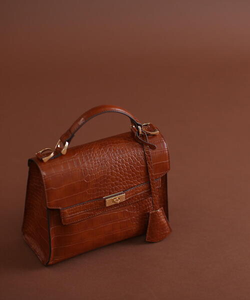 N.(N. Natural Beauty Basic)(エヌエヌナチュラルビューティーベーシック)の「◆ベルトデザイン型押しショルダーバッグ(ショルダーバッグ・レディース・ブラック/ブラウン・フリ-)」の2枚目の写真