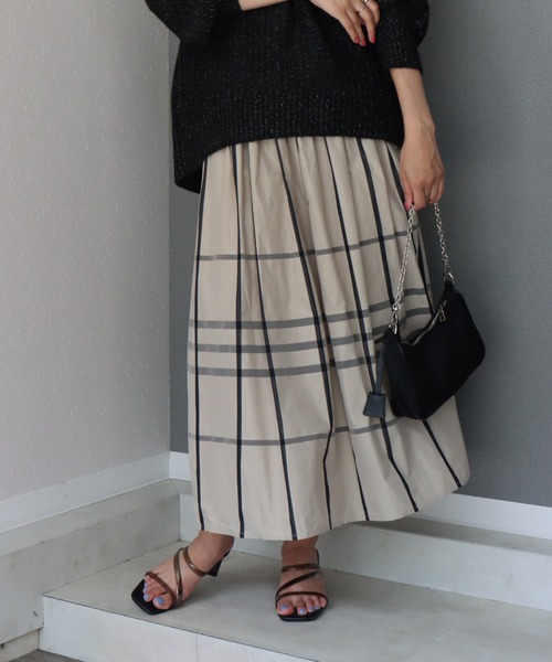 libelle more（リベル モア）の「《洗える》細チェック柄ロングフレア―スカート（スカート・レディース・グレイッシュベージュ/ネイビー・M/L）」の2枚目の写真