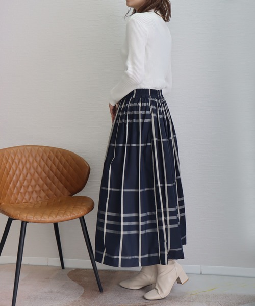 libelle more（リベル モア）の「《洗える》細チェック柄ロングフレア―スカート（スカート・レディース・グレイッシュベージュ/ネイビー・M/L）」の4枚目の写真