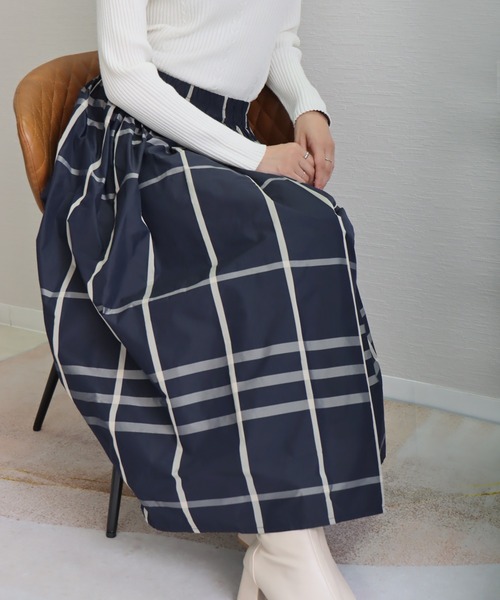 libelle more（リベル モア）の「《洗える》細チェック柄ロングフレア―スカート（スカート・レディース・グレイッシュベージュ/ネイビー・M/L）」の7枚目の写真
