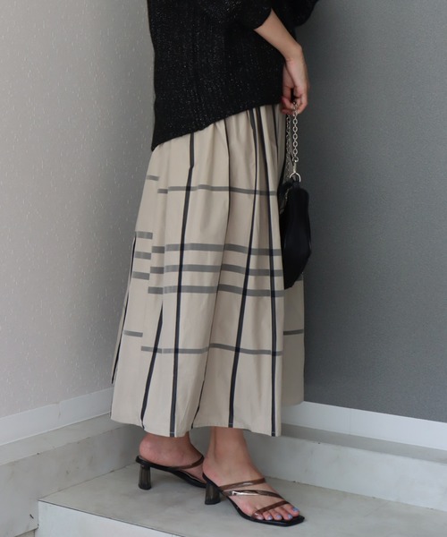 libelle more（リベル モア）の「《洗える》細チェック柄ロングフレア―スカート（スカート・レディース・グレイッシュベージュ/ネイビー・M/L）」の11枚目の写真
