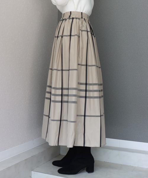libelle more（リベル モア）の「《洗える》細チェック柄ロングフレア―スカート（スカート・レディース・グレイッシュベージュ/ネイビー・M/L）」の13枚目の写真