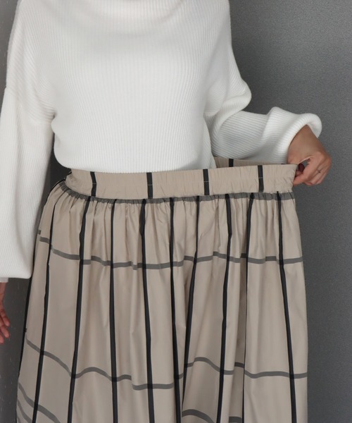 libelle more（リベル モア）の「《洗える》細チェック柄ロングフレア―スカート（スカート・レディース・グレイッシュベージュ/ネイビー・M/L）」の15枚目の写真