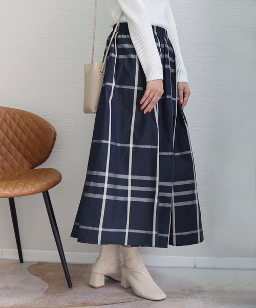 libelle more（リベル モア）の「《洗える》細チェック柄ロングフレア―スカート（スカート・レディース・グレイッシュベージュ/ネイビー・M/L）」の6枚目の写真