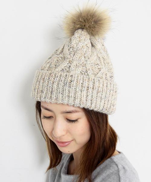 BEAUTY&YOUTH UNITED ARROWS（ビューティーアンドユースユナイテッドアローズ）の「BY∵ ファーポンポンケーブルニットキャップ（ニットキャップ/ビーニー・レディース・ブラック/グレー/ナチュラル/レッド・ﾌﾘ-）」の4枚目の写真
