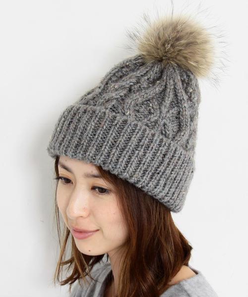 BEAUTY&YOUTH UNITED ARROWS（ビューティーアンドユースユナイテッドアローズ）の「BY∵ ファーポンポンケーブルニットキャップ（ニットキャップ/ビーニー・レディース・ブラック/グレー/ナチュラル/レッド・ﾌﾘ-）」の3枚目の写真