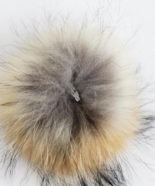 BEAUTY&YOUTH UNITED ARROWS（ビューティーアンドユースユナイテッドアローズ）の「BY∵ ファーポンポンケーブルニットキャップ（ニットキャップ/ビーニー・レディース・ブラック/グレー/ナチュラル/レッド・ﾌﾘ-）」の10枚目の写真