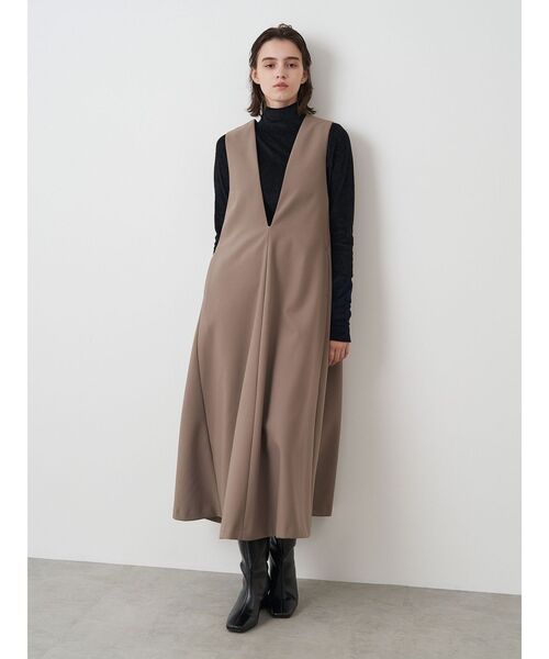 ELENDEEK（エレンディーク）の「ディープVネックAラインワンピース（ジャンパースカート・レディース・ブラック/ベージュ/グレー・01/02）」の4枚目の写真