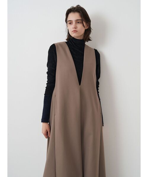 ELENDEEK（エレンディーク）の「ディープVネックAラインワンピース（ジャンパースカート・レディース・ブラック/ベージュ/グレー・01/02）」の8枚目の写真