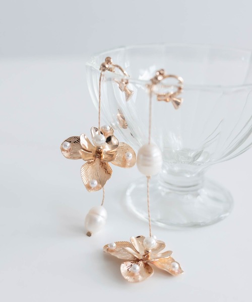 RANDA(ランダ)の「アシンメトリーフラワーイヤリング(イヤリング・レディース・シルバー/ゴールド・FREE)」の2枚目の写真