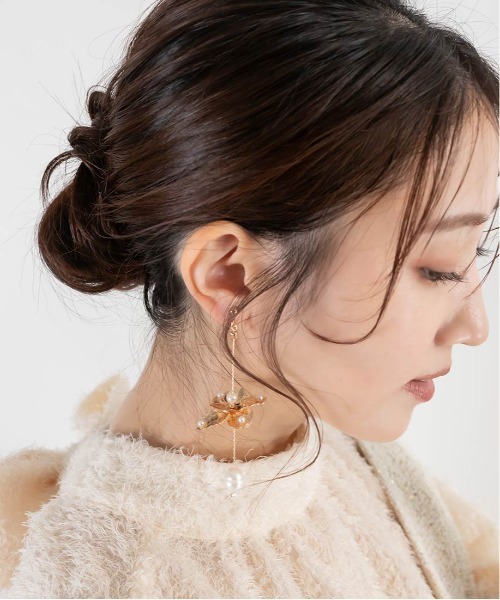 RANDA(ランダ)の「アシンメトリーフラワーイヤリング(イヤリング・レディース・シルバー/ゴールド・FREE)」の4枚目の写真