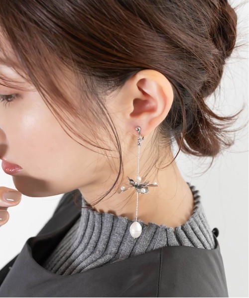 RANDA(ランダ)の「アシンメトリーフラワーイヤリング(イヤリング・レディース・シルバー/ゴールド・FREE)」の5枚目の写真