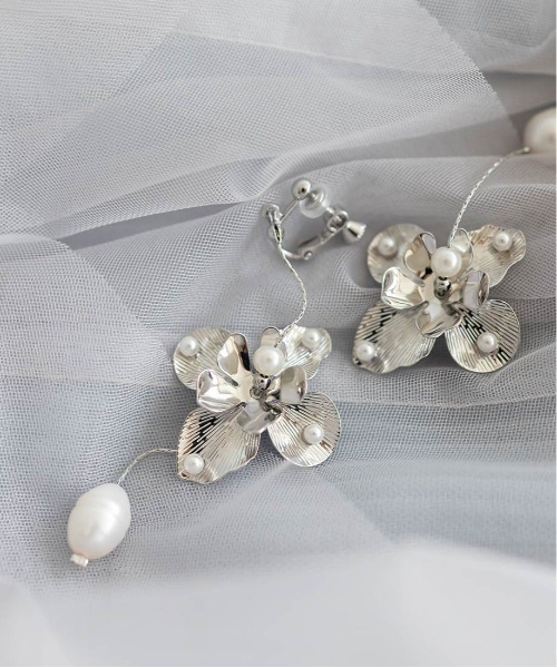 RANDA(ランダ)の「アシンメトリーフラワーイヤリング(イヤリング・レディース・シルバー/ゴールド・FREE)」の6枚目の写真