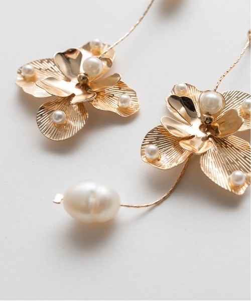 RANDA(ランダ)の「アシンメトリーフラワーイヤリング(イヤリング・レディース・シルバー/ゴールド・FREE)」の8枚目の写真