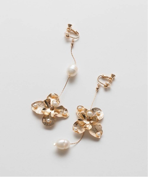 RANDA(ランダ)の「アシンメトリーフラワーイヤリング(イヤリング・レディース・シルバー/ゴールド・FREE)」の9枚目の写真