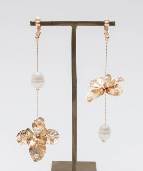 RANDA(ランダ)の「アシンメトリーフラワーイヤリング(イヤリング・レディース・シルバー/ゴールド・FREE)」の11枚目の写真