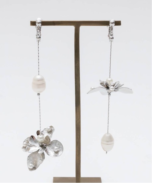 RANDA(ランダ)の「アシンメトリーフラワーイヤリング(イヤリング・レディース・シルバー/ゴールド・FREE)」の12枚目の写真