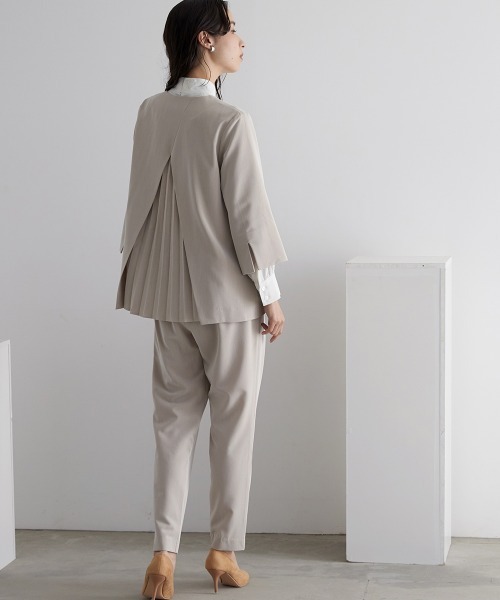 Callarus(カラルス)の「【入学式・卒業式・フォーマル】バックプリーツデザインジャケットストレッチパンツスーツ(ジャケット+パンツ)〔Callarus〕(スーツセット・レディース・ブラック/ベージュ・LL/L/M/S/3L)」の3枚目の写真