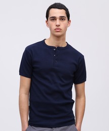 AVIREX（アヴィレックス）の「《DAILY/デイリー》RIB SHORT SLEEVE HENLEY NECK T-SHIRT / デイリーウェア リブ 半袖 へンリーネック Tシャツ / AVIREX / アヴィレックス（Tシャツ/カットソー）」