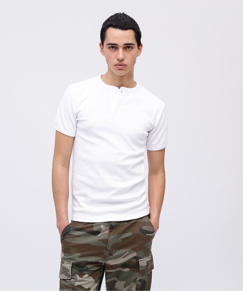 AVIREX（アヴィレックス）の「《DAILY/デイリー》RIB SHORT SLEEVE HENLEY NECK T-SHIRT / デイリーウェア リブ 半袖 へンリーネック Tシャツ / AVIREX / アヴィレックス（Tシャツ/カットソー・メンズ・チャコール/ロイヤルブルー/ホワイト/ブラック/オリーブ/グレー・SMALL/MEDIUM/LARGE/X-LARGE/X-SMALL）」の7枚目の写真