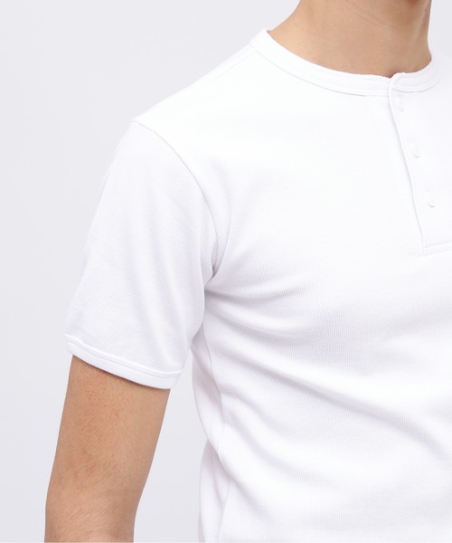 AVIREX（アヴィレックス）の「《DAILY/デイリー》RIB SHORT SLEEVE HENLEY NECK T-SHIRT / デイリーウェア リブ 半袖 へンリーネック Tシャツ / AVIREX / アヴィレックス（Tシャツ/カットソー・メンズ・チャコール/ロイヤルブルー/ホワイト/ブラック/オリーブ/グレー・SMALL/MEDIUM/LARGE/X-LARGE/X-SMALL）」の11枚目の写真