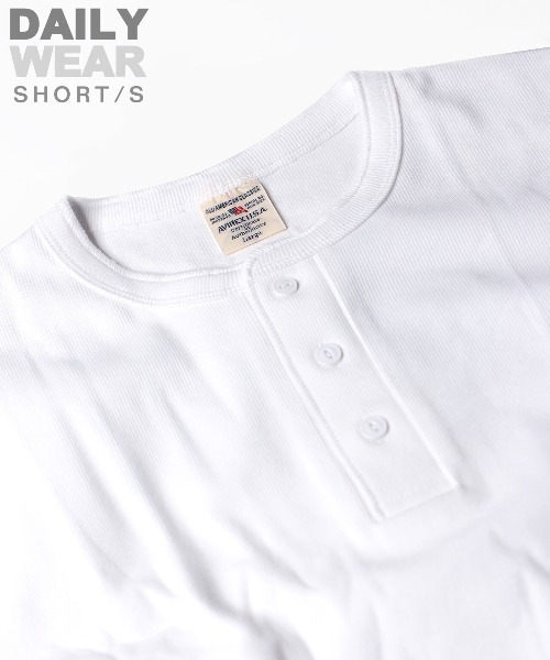 AVIREX（アヴィレックス）の「《DAILY/デイリー》RIB SHORT SLEEVE HENLEY NECK T-SHIRT / デイリーウェア リブ 半袖 へンリーネック Tシャツ / AVIREX / アヴィレックス（Tシャツ/カットソー・メンズ・チャコール/ロイヤルブルー/ホワイト/ブラック/オリーブ/グレー・SMALL/MEDIUM/LARGE/X-LARGE/X-SMALL）」の14枚目の写真