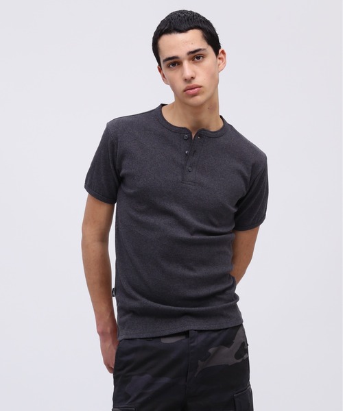 AVIREX（アヴィレックス）の「《DAILY/デイリー》RIB SHORT SLEEVE HENLEY NECK T-SHIRT / デイリーウェア リブ 半袖 へンリーネック Tシャツ / AVIREX / アヴィレックス（Tシャツ/カットソー・メンズ・チャコール/ロイヤルブルー/ホワイト/ブラック/オリーブ/グレー・SMALL/MEDIUM/LARGE/X-LARGE/X-SMALL）」の22枚目の写真