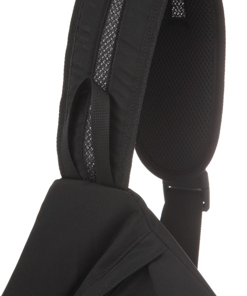 UNIVERSAL OVERALL（ユニバーサルオーバーオール）の「【UNIVERSAL OVERALL】別注スリングワンショルダーバッグ（ショルダーバッグ・メンズ・ブラック・FREE）」の7枚目の写真