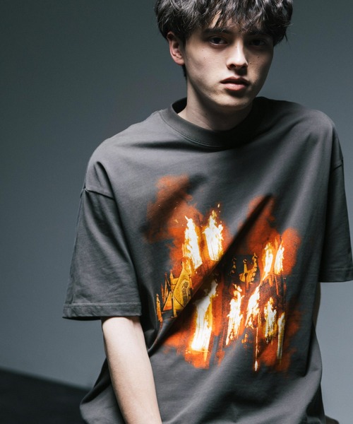 Rocky Monroe(ロッキーモンロー)の「オーバーサイズ ファイヤーフォトプリントクルーネック半袖Tシャツ(Tシャツ/カットソー・メンズ・ブラック/チャコールグレー・M/L/XXL/XL)」の1枚目の写真