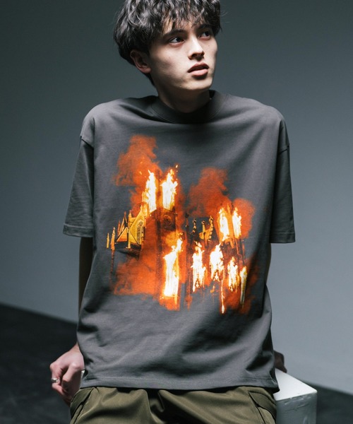 Rocky Monroe(ロッキーモンロー)の「オーバーサイズ ファイヤーフォトプリントクルーネック半袖Tシャツ(Tシャツ/カットソー・メンズ・ブラック/チャコールグレー・M/L/XXL/XL)」の16枚目の写真