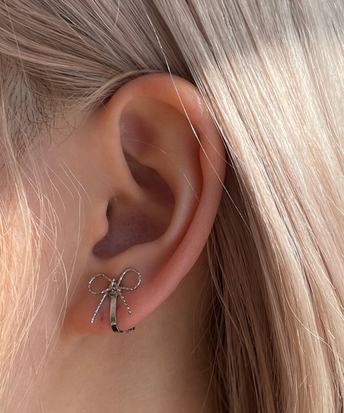 kutir（クティール）の「kutirlune／リボンモチーフイヤリング（イヤリング・レディース・ゴールド/シルバー・FREE）」の2枚目の写真