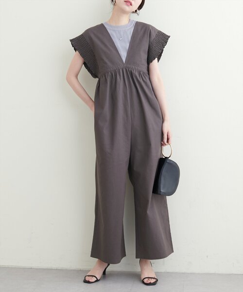natural couture(ナチュラルクチュール)の「綿麻シャーリング袖サロペ(その他パンツ・レディース・チャコールグレー/レッド系その他/ベージュ・FREE)」の2枚目の写真